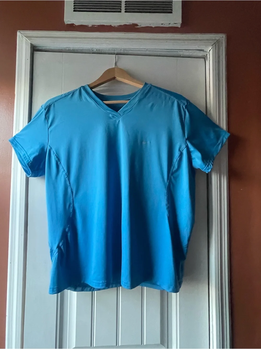 Nike Women's V-Neck Shirt in Beautiful Turquoise size XL